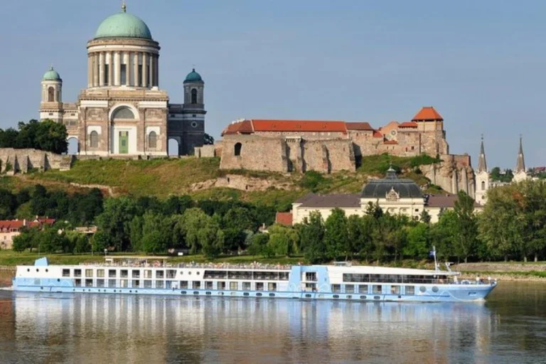 Danube River – Scenic Boat Rides & Adventure Sports (Central Hungary)1
